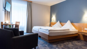 Modern eingerichtetes Doppelzimmer im Parkhotel Sonnenhaus.
